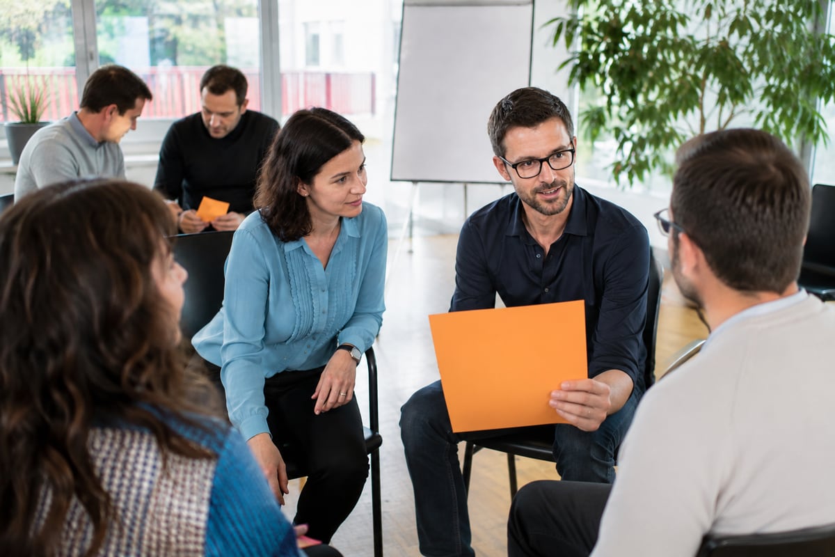 Team bei einem Workshop im Gespräch