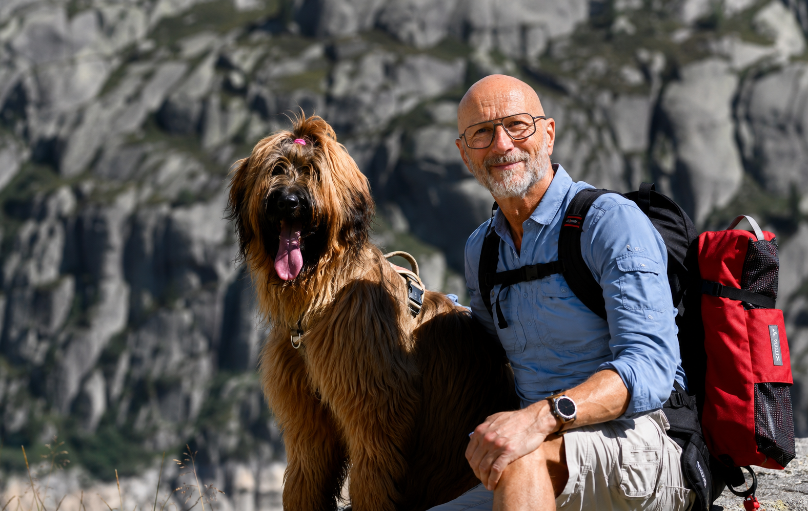 Elmar Büttner mit seinem Hund in den Bergen